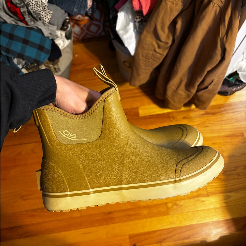 Dive bomb boots